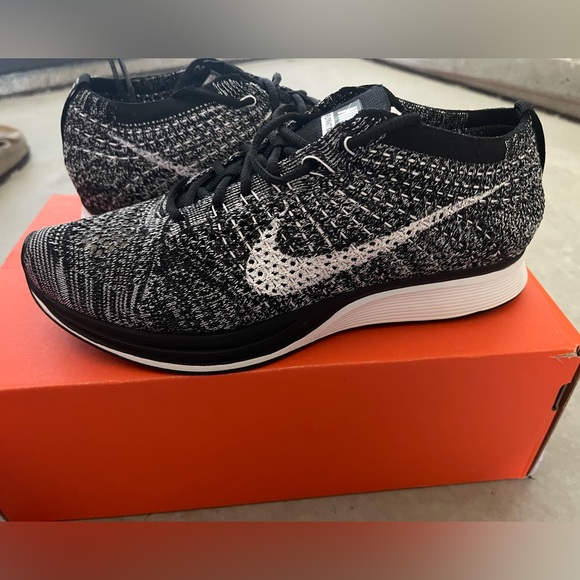 New Nike Flyknit Racer OREO - Picture 1 of 4